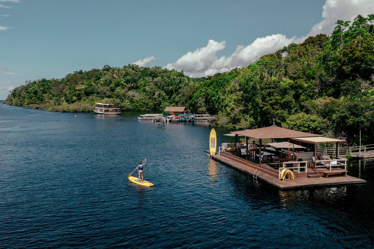 655f5edcde0a1c412d8982a1_06-hotel-anavilhanas-lodge-bar-flutuante-felipe-castellari