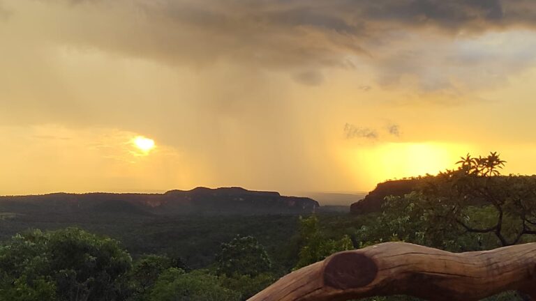 Mirante puro por do sol chuva