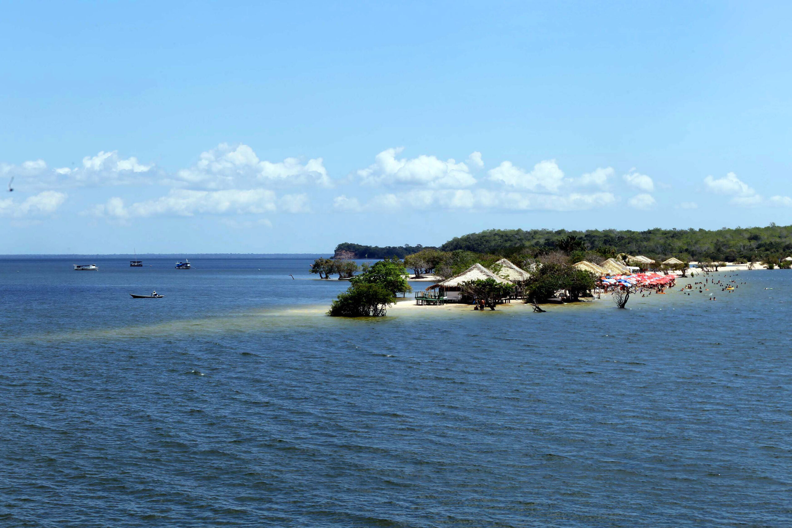 O Pará se destaca em meio a Amazônia por seus contrastes naturais e culturais, diferenças que unem e o faz singular entre os Estados brasileiros. Em uma mesma região você encontra municípios com atrativos que vão de lagos, igarapés, praias deslumbrantes a trilhas por entre serras e cachoeiras, onde exemplares da fauna e da flora se fazem presentes. E no Oeste paraense não é diferente. Um dos mais conhecidos destinos é Santarém (foto). Na foto, alter do Chão.FOTO: SIDNEY OLIVEIRA / AG. PARÁDATA: 01.08.2016SANTARÉM - PARÁ